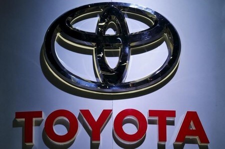 　１２月３０日、トヨタ自動車がハイブリッド車「プリウス」に採用したハイブリッド（ＨＶ）システム、エンジン、トランスミッション（ＡＴ）を一新し、新型パワートレーン（動力伝達装置）の外販に乗り出す。写真はタイの首都バンコクで３月撮影（２０１６年　ロイター／Chaiwat Subprasom）