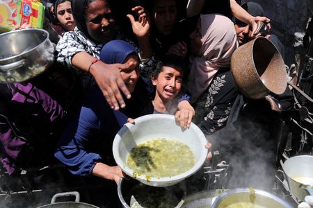 世界保健機関（ＷＨＯ）の高官は１３日、イスラエルが３月初めから物資搬入の停止が続けるパレスチナ自治区ガザで、栄養失調に陥る子どもが増え、治療体制も不十分な状況にあるとして、飢餓が長期的な影響を及ぼす可能性があると警告した。写真は８日、ガザ地区北部ベイト・ラヒヤで撮影（２０２５年　ロイター/Mahmoud Issa）