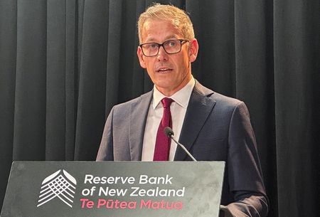 写真はニュージーランド準備銀行（ＲＢＮＺ、中央銀行）のホークスビー総裁。ウェリントンで５月撮影。Reuters/Lucy Craymer