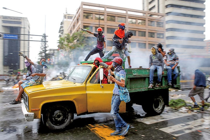 ベネズエラの首都カラカスで行われた反政府デモ（17年6月）　Ivan Alvarado-REUTERS