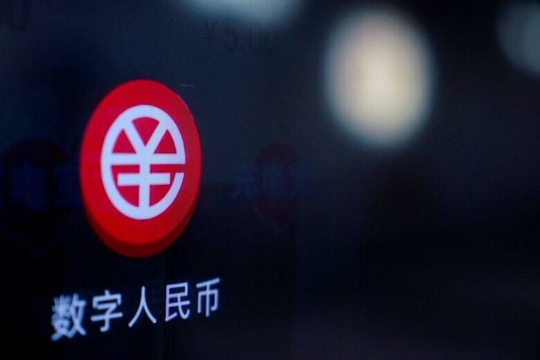 大きな注目を集めたデジタル人民元のスマートフォン用ウォレットアプリ配信が始まってから2週間が経つが、ダウンロードが急速に広がる一方で、実際の決済利用は伸び悩んでいる。写真はデジタル人民元のサイン。上海市内の自動販売機で2021年4月撮影（2022年　ロイター/Aly Song）