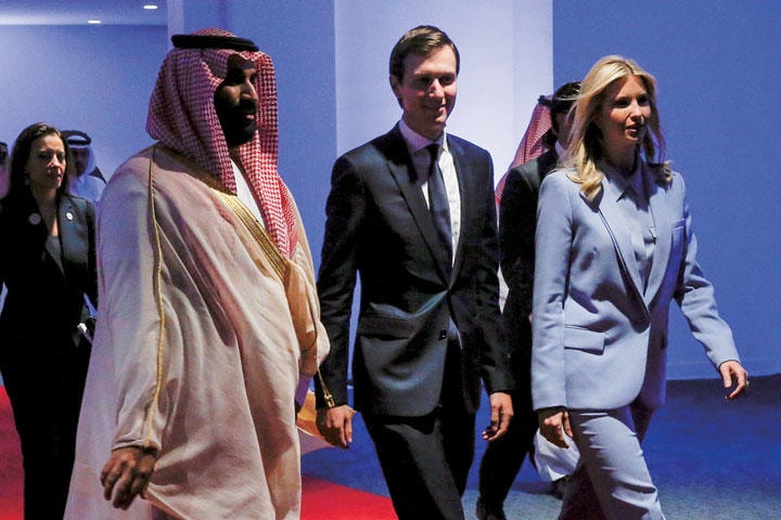 クシュナー夫妻に寄り添うムハンマド皇太子（17年5月、サウジの首都リヤド）　Jonathan Ernst-REUTERS