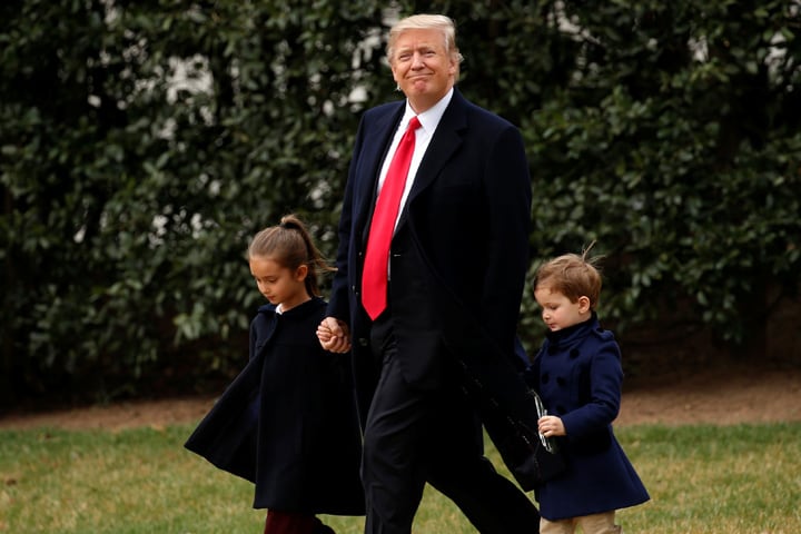 イバンカの長女アラベラと長男ジョセフの手を取って歩くトランプ　Kevin Lamarque-REUTERS