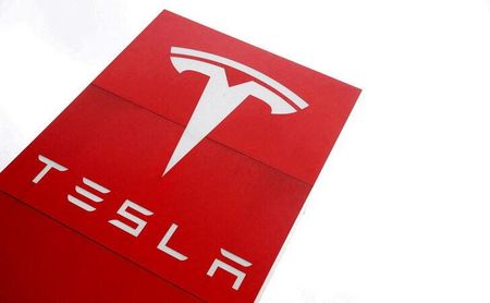 　３月４日、ドイツのブランデンブルク州は、米テスラに対してベルリン近郊のグリューンハイデにおける新たな自社工場「ギガファクトリー」が生産を始めることを条件付きで承認した。当初予定されていた稼働開始は昨年夏で、ようやく承認にこぎ着けた。写真はテスラのロゴ。ロンドンで昨年５月撮影（２０２２年　ロイター／Matthew Childs）