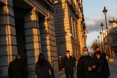 　３月８日、ロイターの集計によると、新型コロナウイルスの感染者は世界全体で１億１６７７万人を超え、死者は２７１万７７２３人となった。写真はマドリードで２月撮影（２０２１年　ロイター／Susana Vera）