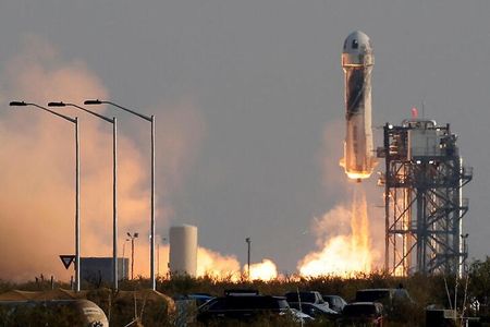 米アマゾン・ドット・コムの創業者ジェフ・ベゾス氏が設立した宇宙企業ブルーオリジンは１９日、同社宇宙旅行船「ニューシェパード」をテキサス州西部の発射場から６人を乗せて打ち上げ、宇宙空間へ到達させた。写真は、同社が２０２１年７月２０日に打ち上げた際の様子。（２０２４年　ロイター／Joe Skipper）