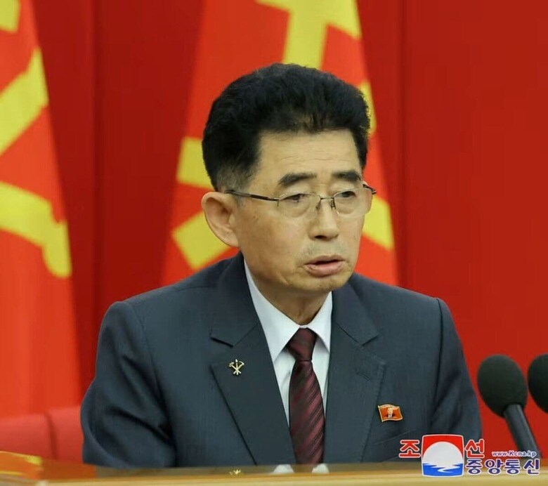 月１日、北朝鮮国営メディアが３０日公開した写真で、当局者らが金正恩朝鮮労働党総書記の肖像画が描かれたピンバッジを公の場で初めて着用する様子が確認された。写真は金総書記のバッジを着けた北朝鮮当局者。北朝鮮の平壌で撮影、提供写真（２０２４　ロイター／KCNA）