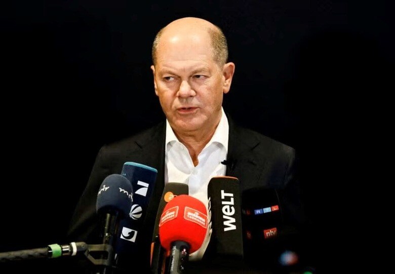 １月２８日、ドイツのショルツ首相（写真）は、米実業家イーロン・マスク氏が欧州連合（ＥＵ）の右派政党を支援していることについて「本当にうんざりする」と痛烈に批判し、ＥＵ域内の民主主義を阻害していると述べた。写真はドイツのエアフルトで２３日撮影（２０２５　ロイター／Karina Hessland）