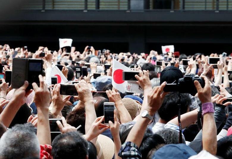 通信業界では2020年を前に、楽天が春にも自社でインフラをもつMNO（携帯電話事業者）としてのサービスを本格的に開始することへの警戒感がくすぶっている。写真は2019年5月4日、皇居で撮影（2020年　ロイター/Issei Kato）