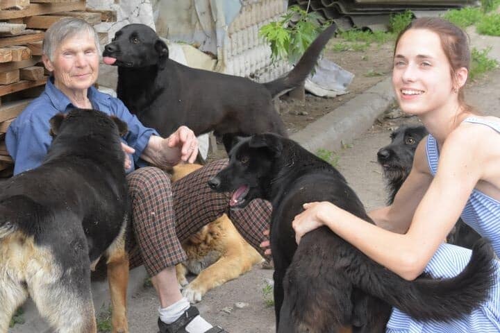 ホストメリで動物シェルターを運営するアーシャさん（左）とマーシャさん（6月13日、筆者撮影）