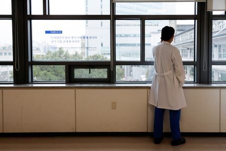 開業医が中心の大韓医師協会は２３日、国内で新型コロナウイルス感染者が急増しているほか、研修医によるストが続いていることから、９月の中秋節「秋夕（チュソク）」の祝日に多くの医師が休暇を取得すれば病院の救急治療室（ＥＲ）が機能不全に陥る恐れがあると警告した。写真はソウルの病院で２月に撮影（２０２４年　ロイター／Kim Soo-Hyeon）