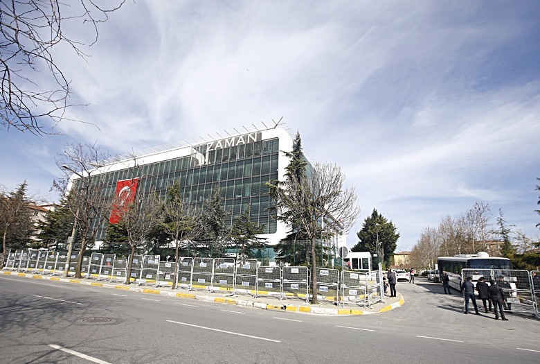 トルコ政府に批判的だった有力紙ザマンが５日、政府管理下に置かれたが、翌６日の同紙記事は、一転してエルドアン大統領におもねる論調となった。写真は新聞社前で警備用バリアを設置する警官（２０１６年　ロイター／Osman Orsal）