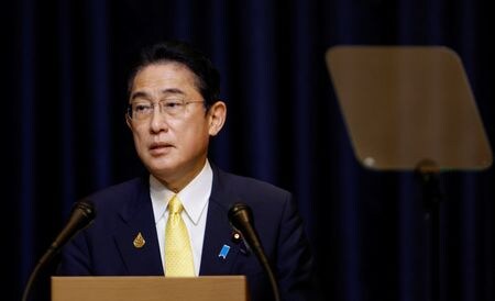 岸田文雄首相は１９日、政治資金問題で野党から追及を受ける寺田稔総務相の進退について、政権として取り組むべき優先課題と各閣僚による説明責任に言及し、「この２つの観点から内閣総理大臣として判断していきたい」と語った。写真は１１月１９日、バンコクで撮影（２０２２年　ロイター/Jorge Silva）