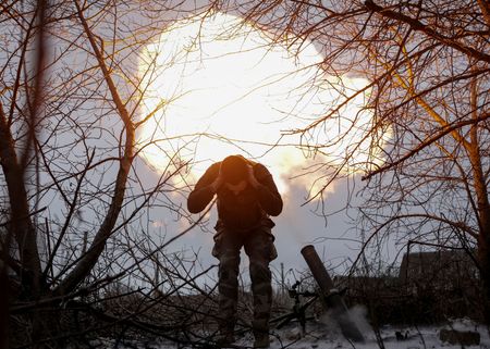 　ウクライナ軍の情報機関トップであるブダノフ国防省情報総局長は２３日、ロシアがウクライナ戦争で必要とする弾薬の５０％は北朝鮮から供給されていると指摘した。ハリコフ州で１月撮影（２０２５年　ロイター／Sofiia Gatilova）