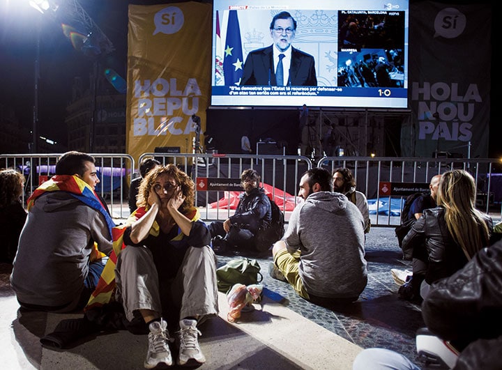 住民投票が終わった夜、中央政府のラホイ首相は投票は無効だと改めて強調した　Angel Navarrete-Bloomberg/GETTY IMAGES