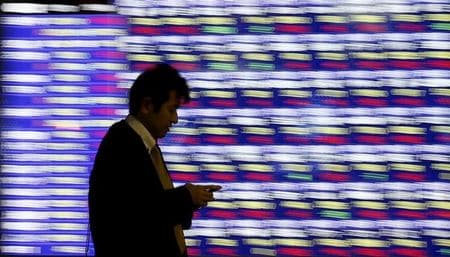 　９月２７日、東京株式市場で日経平均は、前営業日比５６円８５銭高の３万２３７１円９０銭と、小幅に反発した。写真は２０１５年１２月、都内で撮影（２０２３年　ロイター/Toru Hanai）