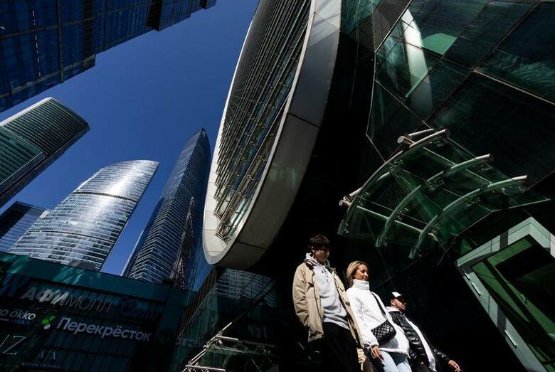 ロシアの首都モスクワのソビャニン市長は、外国企業の操業停止や撤退により、同市で約２０万人が職を失う恐れがあるとの認識を示した。モスクワのビジネス地区で１４日撮影（２０２２年　ロイター/Maxim Shemetov）