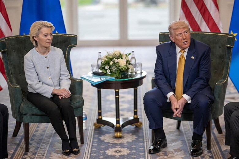 ウルズラ・フォンデアライエン欧州委員会委員長（左）とドナルド・トランプ米大統領（2025年7月27日、スコットランド・ターンベリー）　Kaua209-Shutterstock