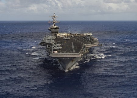 　４月８日、米海軍の攻撃部隊である空母打撃群がシンガポールから朝鮮半島に向かう見通しだと、米当局者が明らかにした。写真は空母「カール・ビンソン」。提供写真（２０１７年　ロイター/U.S. Navy Photo by Mass Communication Specialist 3rd Class Tom Tonthat/Handout via Reuters）