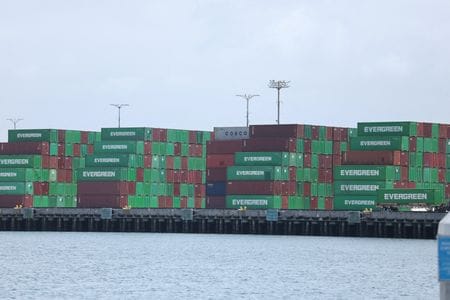 ＪＰモルガンのアナリストらは２５日、米国の貿易政策によって、世界経済成長は鈍化し、米国ではインフレが再燃するほか、４０％の確率で今年後半に景気後退に陥る公算が大きい。米ロサンゼルス港で５月撮影（２０２５年　ロイター/David Swanson）