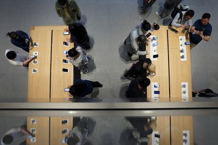 　３月１７日、米アップルのｉＰｈｏｎｅを含む海外ブランドのスマートフォン（スマホ）の中国での出荷台数は、１月は４３９万８０００台で前年比２１％減少した。北京のアップルストアで２０２４年９月撮影（２０２５年　ロイター/Florence Lo）