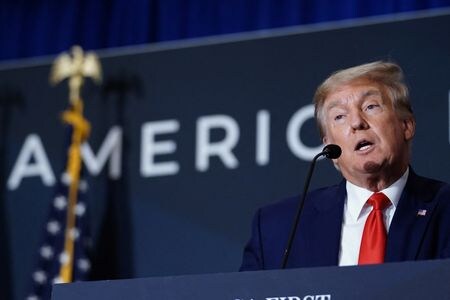 米ミズーリ州上院議員の共和党候補指名獲得に向けエリック・グライテンズ元州知事とエリック・シュミット州司法長官が接戦を繰り広げる中、トランプ前大統領（写真）は中間選挙予備選前日となった１日、「エリックを全面的に支持する」との声明を出し、どちらのエリックかは曖昧なままにする異例の行動に出た。写真は７月撮影、ワシントン（２０２２年　ロイター／Sarah Silbiger）