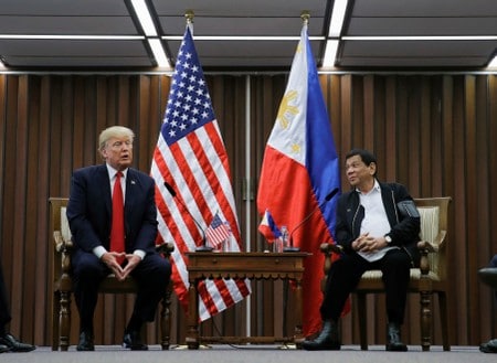 　１１月１３日、トランプ米大統領は、フィリピンのドゥテルテ大統領とは「偉大な関係」にあると述べた。両大統領はアジア関連首脳会議の合間に会談した。写真はマニラで撮影（２０１７年　ロイター／JONATHAN ERNST）
