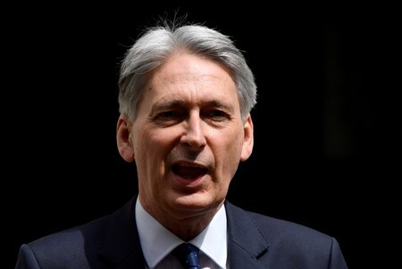 英国のハモンド前財務相は５日、１２月１２日の総選挙に出馬しないと発表した。ロンドンで５月撮影（２０１９年　ロイター/Toby Melville）