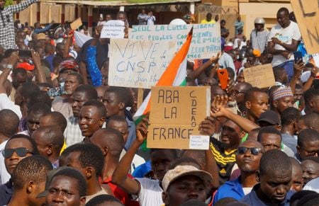 　７月３０日、西アフリカ諸国経済共同体（ＥＣＯＷＡＳ）は、クーデターでバズム大統領を追放したニジェールの軍事政権に対して経済制裁を発動した。写真は首都でクーデターに賛同するデモ参加者ら（２０２３年　ロイター/Balima Boureima ）
