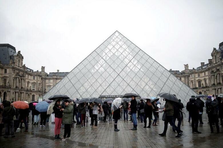 フランス政府は新型コロナ対策として100人を超える公共の場での集会を禁止した。ルーブル美術館も当面の間、閉館すると表明した。写真は3月2日、パリのルーブル美術館前で撮影（2020年　ロイター/Benoit Tessier/File Photo）