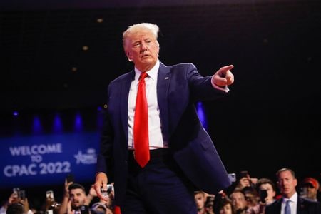 　３月２日、昨年１月６日の米連邦議会議事堂占拠事件を調査している米下院特別委員会は、トランプ前大統領（写真）が大統領選の結果を覆すために犯罪行為に関与した疑いがあるとの見解を示した。写真は２月、フロリダ州オーランドで撮影（２０２２年　ロイター/Marco Bello）