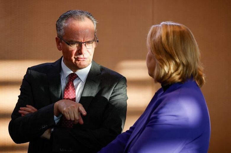 ドイツのクリヒバウム欧州担当国務相（写真左）。ベルリンで2025年12月撮影。REUTERS/Axel Schmidt