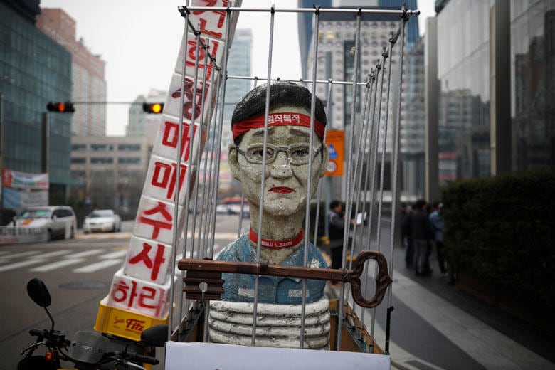 韓国国民の中では財閥へのあこがれと憎悪が交錯する（贈賄罪などで起訴されたサムスン電子副会長を模した人形、ソウルで今年3月）Kim Hong-Ji-REUTERS