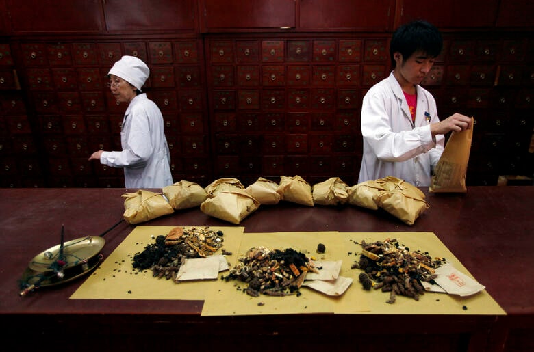 北京の首都医科大学で漢方薬を調合（2011年） David Gray – REUTERS