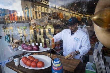 米商務省が１７日発表した４月の小売売上高（季節調整済み）は前月比０．９％増え、伸び率は市場予想と一致した。ニューヨークで３月撮影（２０２２年　ロイター/Andrew Kelly）