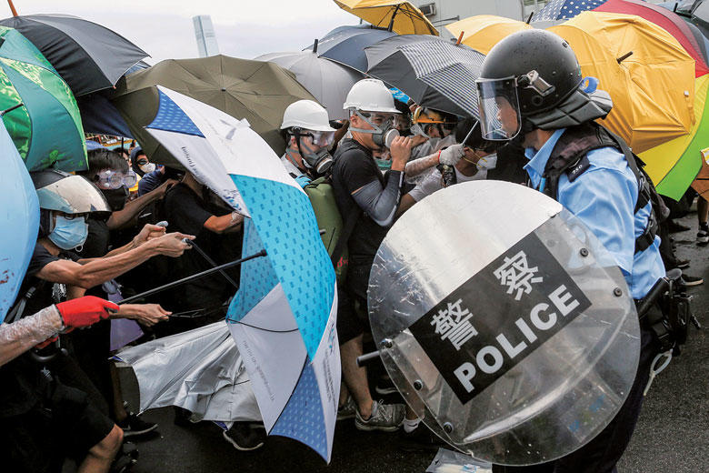 香港返還記念日（7月1日）のデモで機動隊と衝突する市民　THOMAS PETER-REUTERS