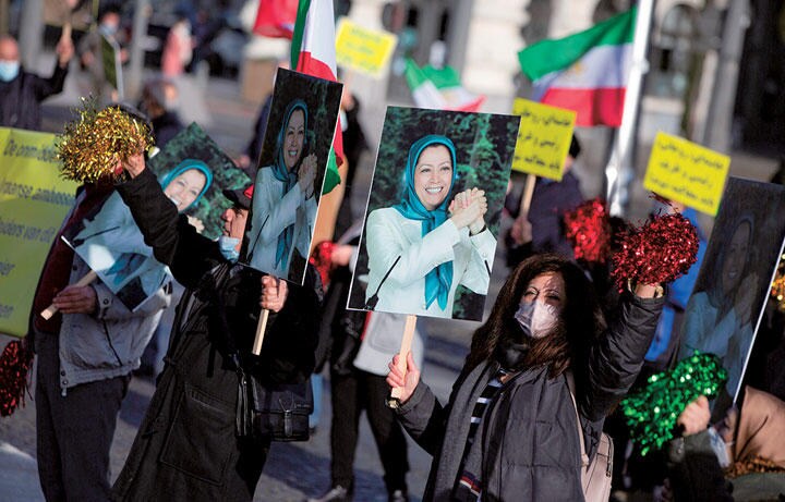 アサディの公判中にNCRI指導者の写真を掲げるイラン反体制派　AP/AFLO