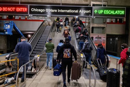 １１月１８日、 全米自動車協会（ＡＡＡ）は感謝祭を含む１１月２６日から１２月２日までの旅行者数が８０００万人弱と、前年同期比約１７０万人増え、過去最高を更新するとの見通しを明らかにした。感謝祭で移動する人々で混雑するシカゴ・オヘア空港で２０２３年１１月撮影（２０２４年　ロイター/Vincent Alban）