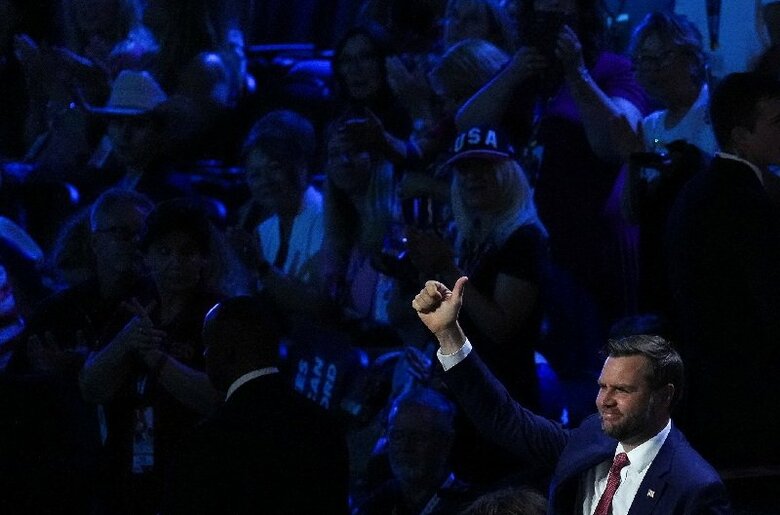 写真は親指を立てるバンス副大統領。9月9日、米テキサス州ダラスで開催された共和党全国中間選挙大会で代表撮影。REUTERS