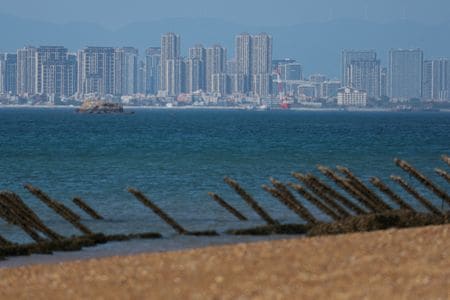 　台湾海巡署（海上保安庁に相当）によると、中国福建省アモイ市と泉州市に近い台湾の離島、金門島周辺の海域で７月２日夜、操業中の台湾漁船が中国海警局に拿捕された。写真は上陸を阻む障壁。２月２１日撮影（２０２４年　ロイター/Ann Wang）