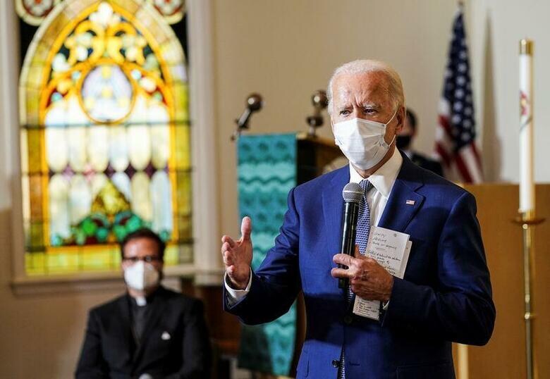 米大統領選の民主党候補、バイデン前副大統領(写真)は、警官による黒人男性の銃撃事件があったウィスコンシン州のケノーシャを訪れ、銃撃された男性の家族と面会したほか、男性とも電話で会話した。写真はケノーシャの教会で撮影(2020年　ロイター/Kevin Lamarque)