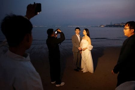 　８月５日、公式データによると、今年上半期に結婚した中国のカップルの数は、前年同期比４９万８０００組減の３４３万組と、２０１３年以来最低となった。山東省青島で４月２１日撮影（２０２４年　ロイター/Florence Lo）