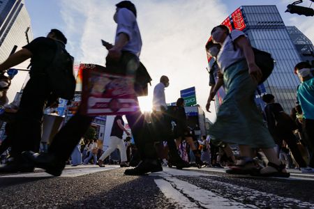 　５月１０日、内閣府が１０日公表した３月の景気動向指数は、足元の景気を示す一致指数が前月比横ばいの９８．７となった。写真は都内で昨年７月撮影（２０２３年　ロイター／Issei Kato）