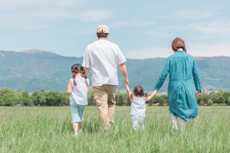 「結婚・出産に伴い女性が収入が減るのは当然」と日本では考えがちだが　FineGraphics/photoAC