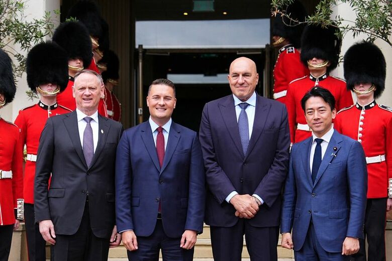 カナダのマクギンティ国防相、英国のストリーティング国防相、イタリアのクロセッティ国防相、小泉進次郎防衛相。英ロンドンで２１日撮影。Aaron Chown/Pool via REUTERS