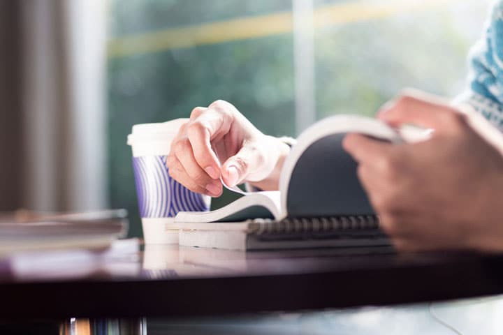 制度は経済的理由で進学をあきらめる実態をなくすために導入される　gong hangxu/iStcok.