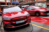 ウーバーと組む自動車大手の「EV実験」...テスラと異なる「ネットワーク外部性」戦略の勝算は？