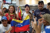 「みんなあまり話をしなくなった」...在米ベネズエラ人に広がる「沈黙」と「熱狂」