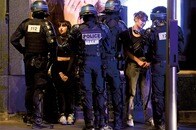 少年を射殺した警官に「2億3000万円超」の寄付が集まる...遺族も困惑する「フランスの分断」とは？