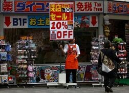 実質消費支出4月は0.5％減、中東情勢でポリ袋などは買いだめの傾向